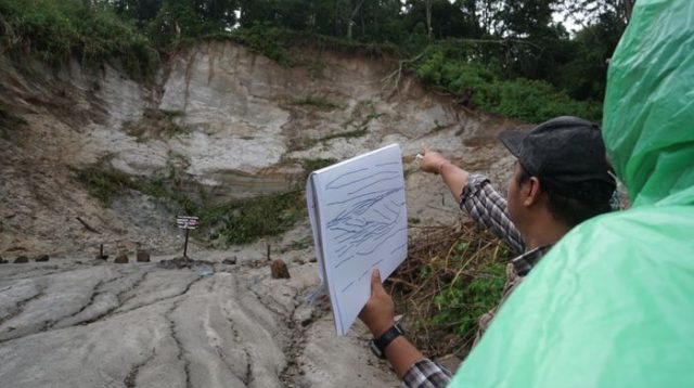 Ahli Geologi UNESCO Terkesan Batuan Vulkanik Toba di Paropo, Pemkab Siap Kembangkan Geopark Ahli Geologi UNESCO Terkesan Batuan Vulkanik Toba di Paropo, Pemkab Siap Kembangkan Geopark