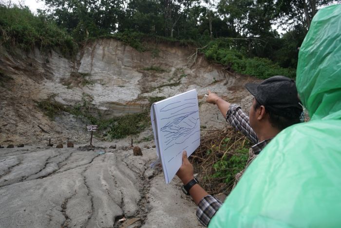 Ahli Geologi UNESCO Terkesan Batuan Vulkanik Toba di Paropo, Pemkab Siap Kembangkan Geopark