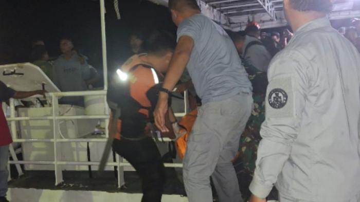 Potret Evakuasi Jenazah Korban Kebakaran KM Barcelona 5 di Perairan Talise Minahasa Utara