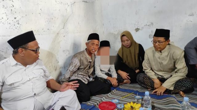 Momen Mengharukan, Guru Madin Denda Peluk Siswa dan Minta Anak Sekolah Lagi