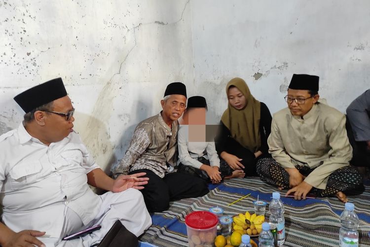 Momen Mengharukan, Guru Madin Denda Peluk Siswa dan Minta Anak Sekolah Lagi