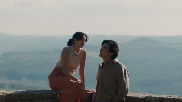 Melihat Keindahan Tangga Ikonik dalam Poster Film Sore