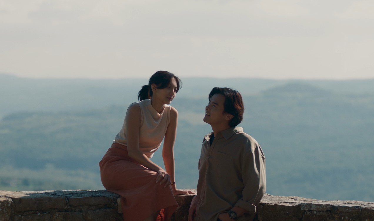 Melihat Keindahan Tangga Ikonik dalam Poster Film Sore