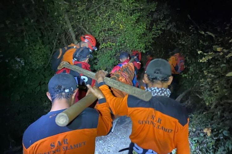 Tim SAR Evakuasi Pendaki Meninggal di Gunung Slamet