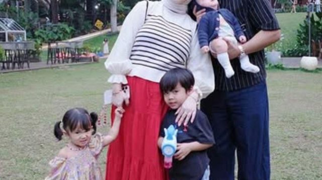 15 Artis yang Punya 3 Anak Sebelum 35 Tahun, Termasuk Kesha Ratuliu 15 Artis yang Punya 3 Anak Sebelum 35 Tahun, Termasuk Kesha Ratuliu