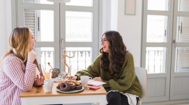 8 Ciri Karakter Orang yang Suka Mulai Obrolan Ringan