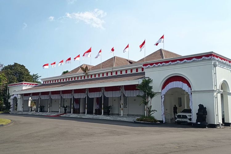 Kemeriahan Atribut Merah Putih di Istana Yogyakarta