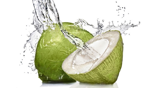 Orang yang Sebaiknya Hindari Minum Air Kelapa