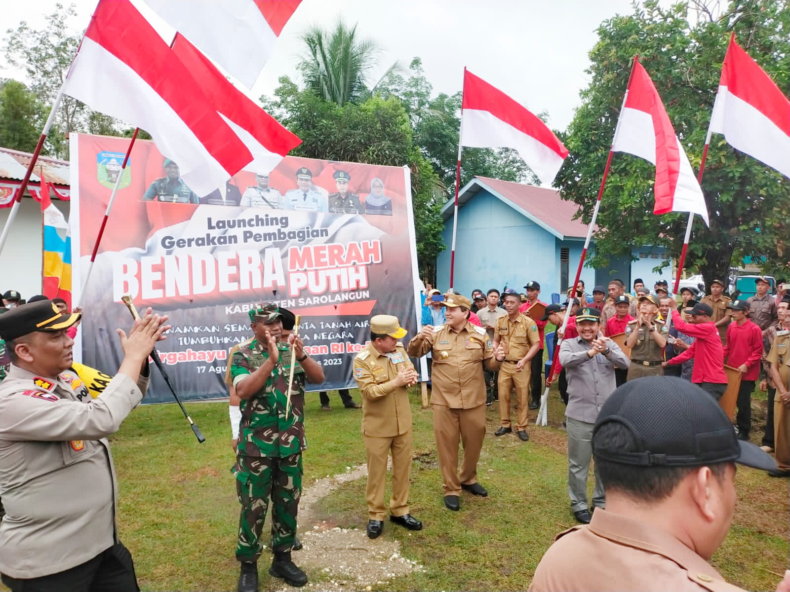 Kapolres Metro Hadiri Gerakan Pembagian Bendera Merah Putih Perayaan HUT RI