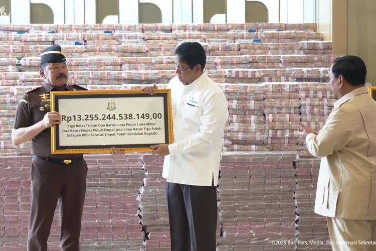 Senyum Prabowo di Hadapan Gunungan Uang Korupsi yang Kembali ke Negeri