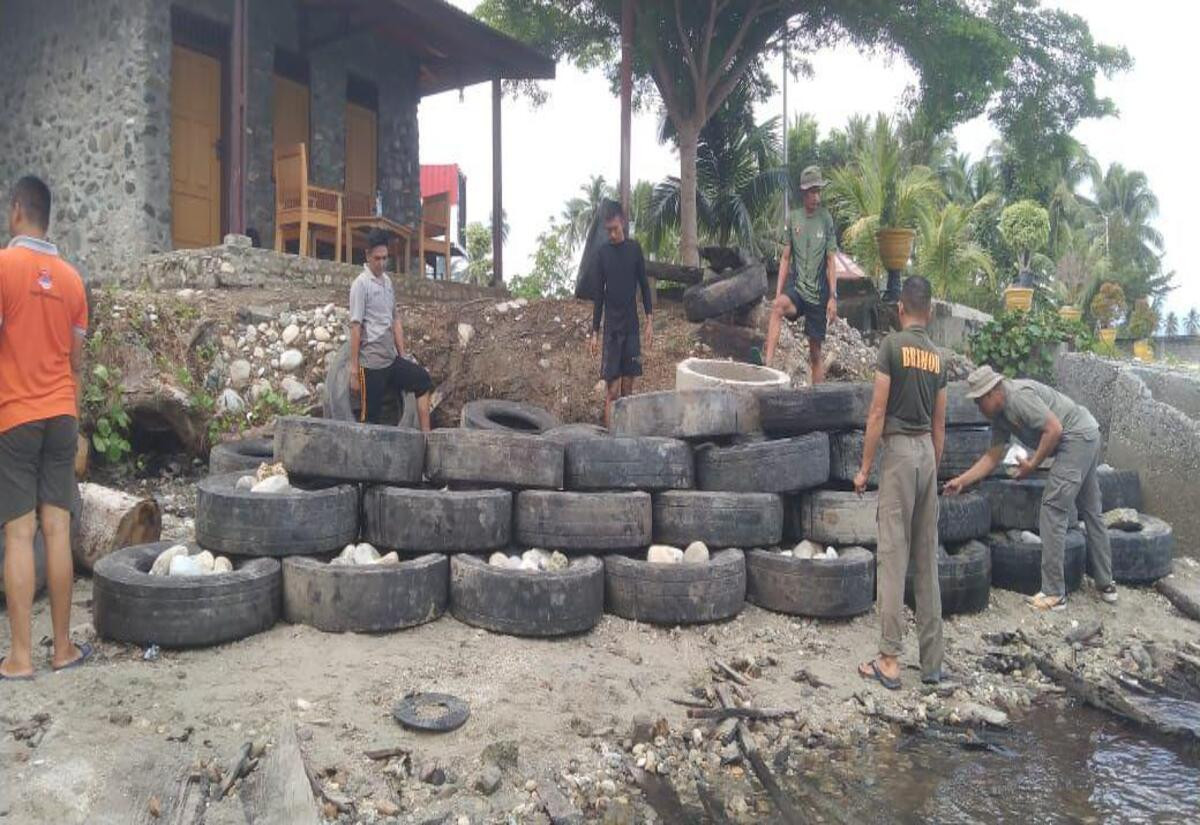 Cegah Abrasi, Elnusa Petrofin Bagikan 367 Ban Bekas untuk Polda Sulteng