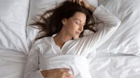 5 Tips Tidur Cukup, Jauhi HP Malam Hari