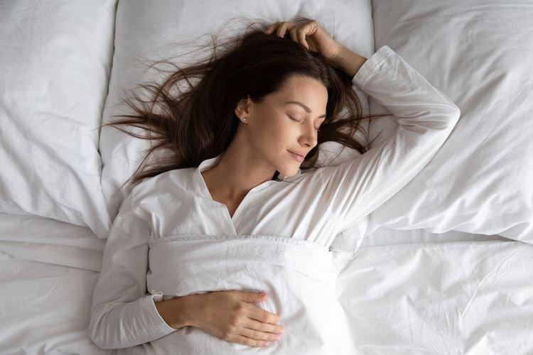5 Tips Tidur Cukup, Jauhi HP Malam Hari