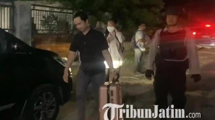 Satu Koper Dibawa KPK dari Rumah Keponakan Bupati Sugiri Sancoko