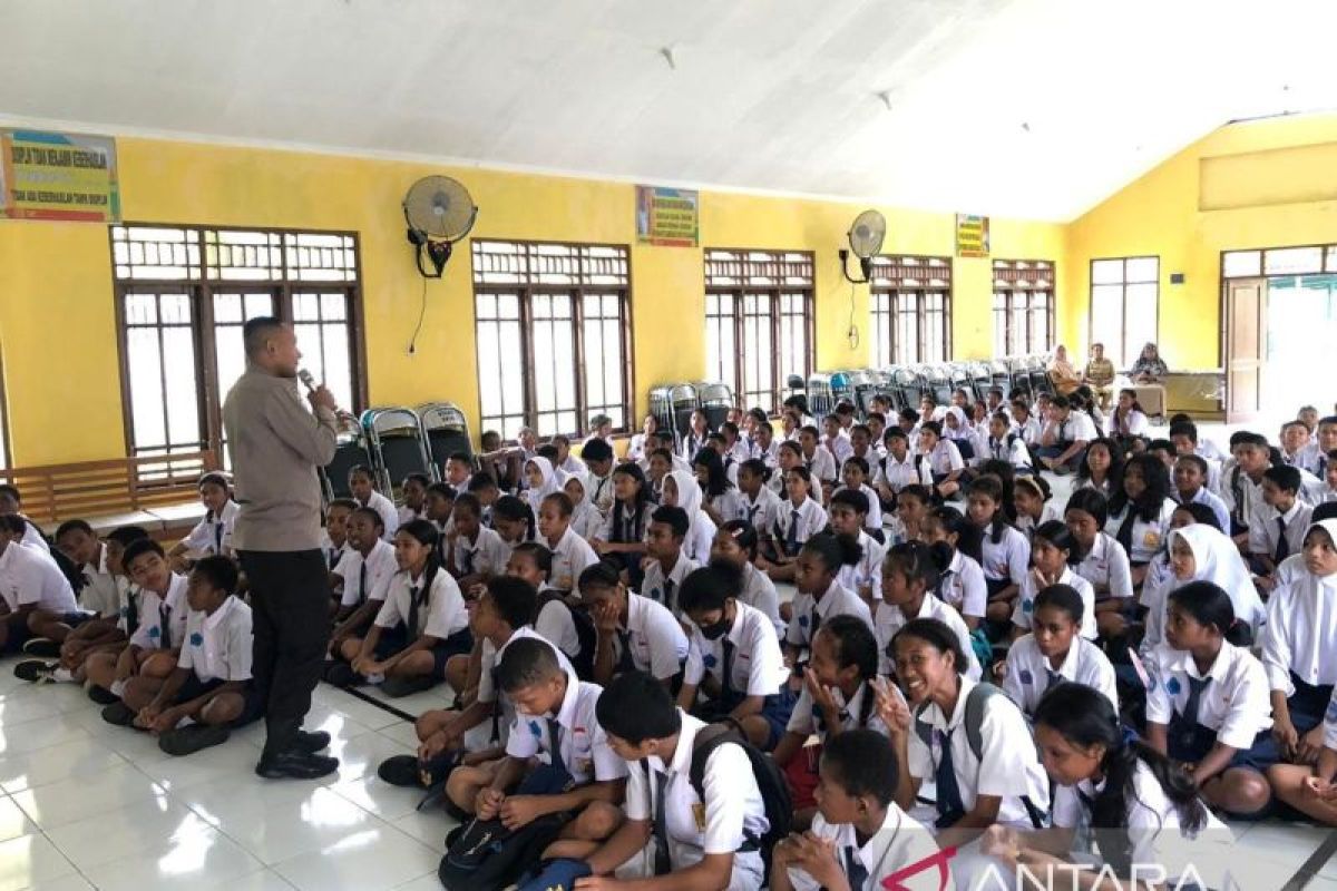 Densus 88 Ajarkan Bahaya Intoleransi kepada Pelajar Pesantren di Sorong