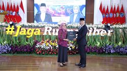 Menteri PANRB Rini Dianugerahi Penghargaan Adibhakti Sanapati 2025 oleh BSSN