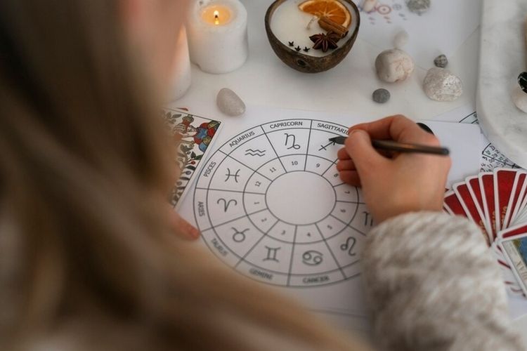 3 zodiak yang akan alami keberuntungan mulai 5 Desember 2025