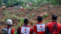 3 warga masih terjebak longsor di Bandung