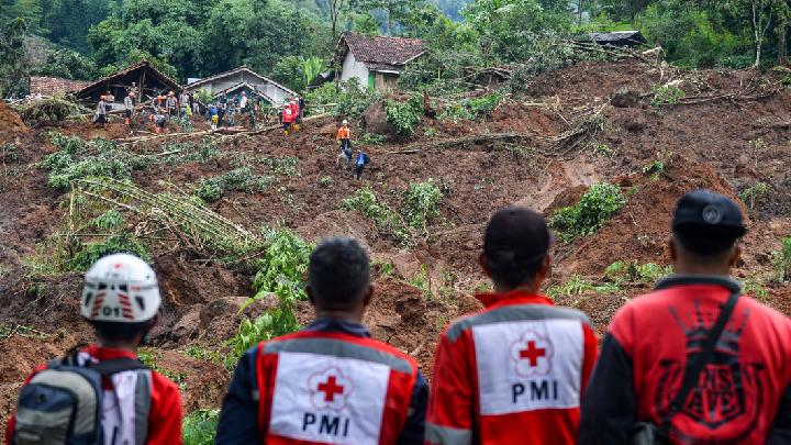 3 warga masih terjebak longsor di Bandung