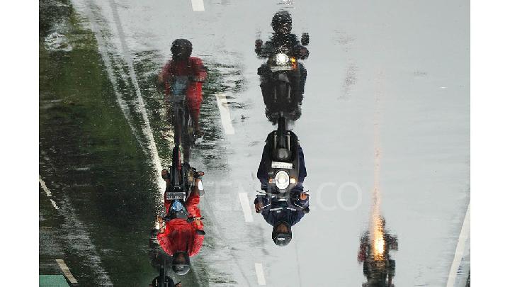 Jakarta Diguyur Hujan Pagi Ini, BMKG Prediksi Cuaca Buruk