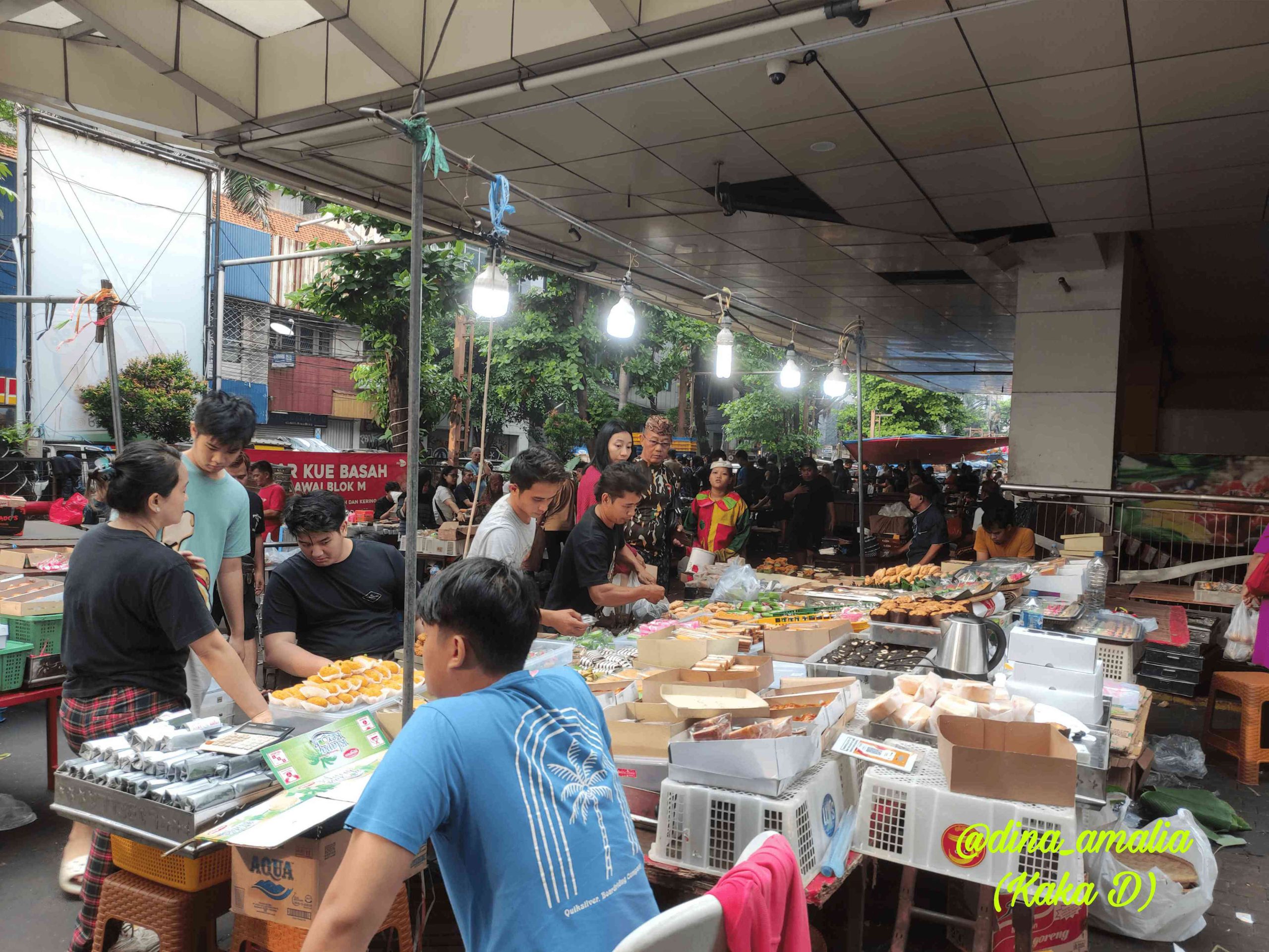 Kasih Ibu, Lontong Cap Go Meh, dan Kerasnya Dunia Kuliner