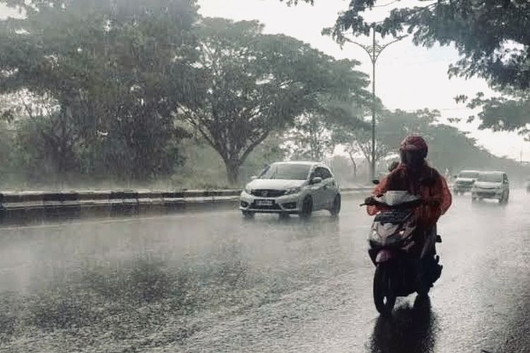 Hujan Petir Mengancam Jabodetabek Hingga Pukul 09.00 WIB