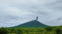 Gunung Ile Lewotolok Meletus 182 Kali, Warga Pasrah pada Alam