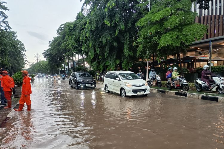 Hujan deras pagi ini picu banjir di Pinang Ranti, lalu lintas terganggu