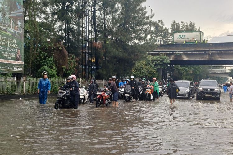 Kengerian Jakarta Pagi Ini: Terjebak Banjir dan Macet Berjam-jam