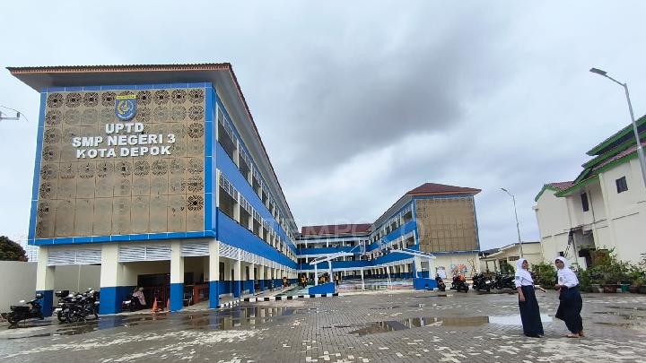 Siswa SMPN 3 Depok Bawa Meja dari Rumah, Ini Alasannya