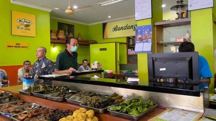 Warung Nasi Ibu Imas Bandung Sajikan Pencok Leunca Legendaris