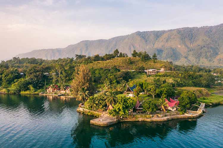 Pulau Samosir: Permata Di Tengah Danau Toba, Pesona Yang Tak Lekang Oleh Waktu