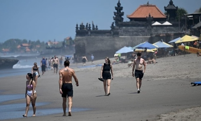 Southeast Asian Island Detains 3 Europeans for Porn Production