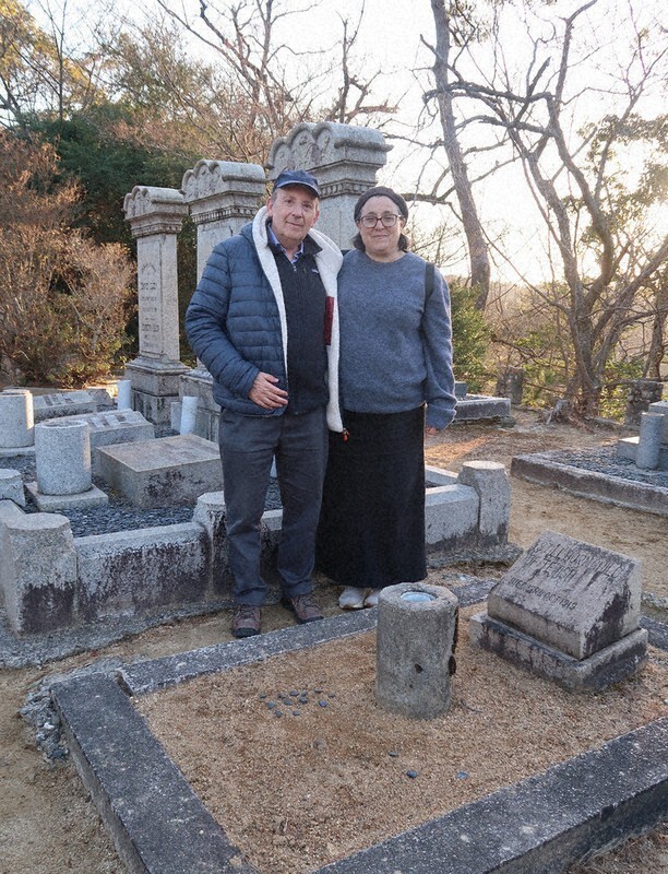 Descendant of WWII Jewish Refugees Honors Uncle’s Grave in Kobe