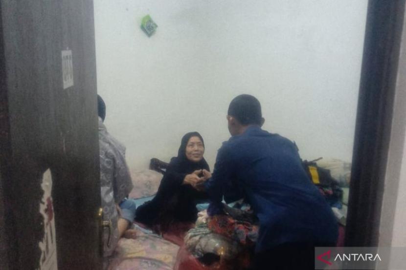 Gulkarmat evakuasi tiga lansia korban banjir Kalisari