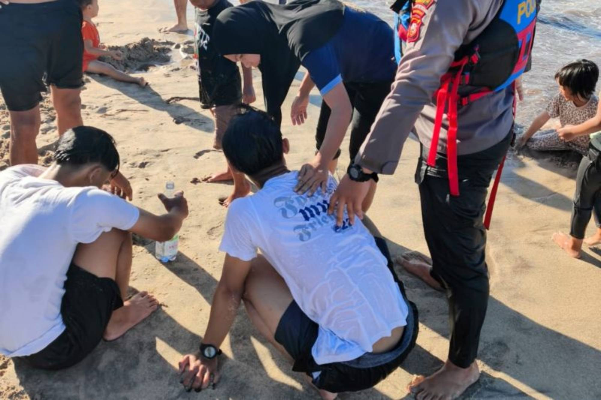 Empat Wisatawan Selamat Dari Ombak Di Garut