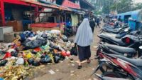 Warga Kesal dengan Tumpukan Sampah 4 Meter di Pondok Kopi