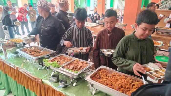 MBG prasmanan diuji coba di Kota Malang, 1600 porsi dari SPPG Gadang membuat siswa senang