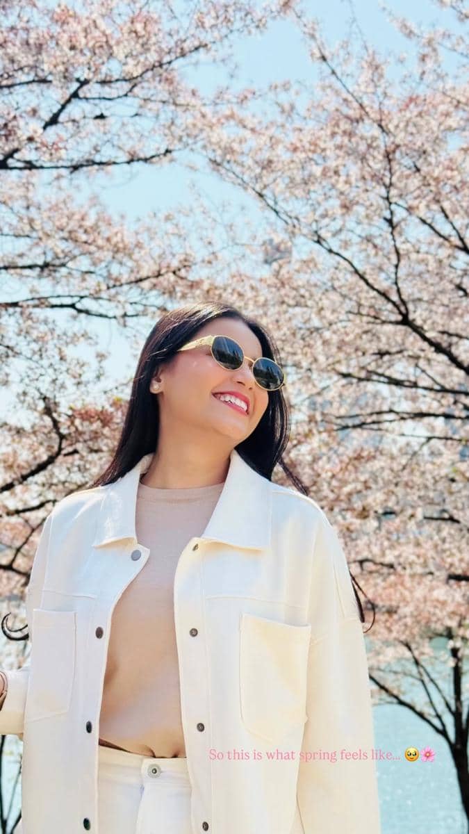 9 potret Yunita Siregar di konser BTS Seoul, rela kehujanan!