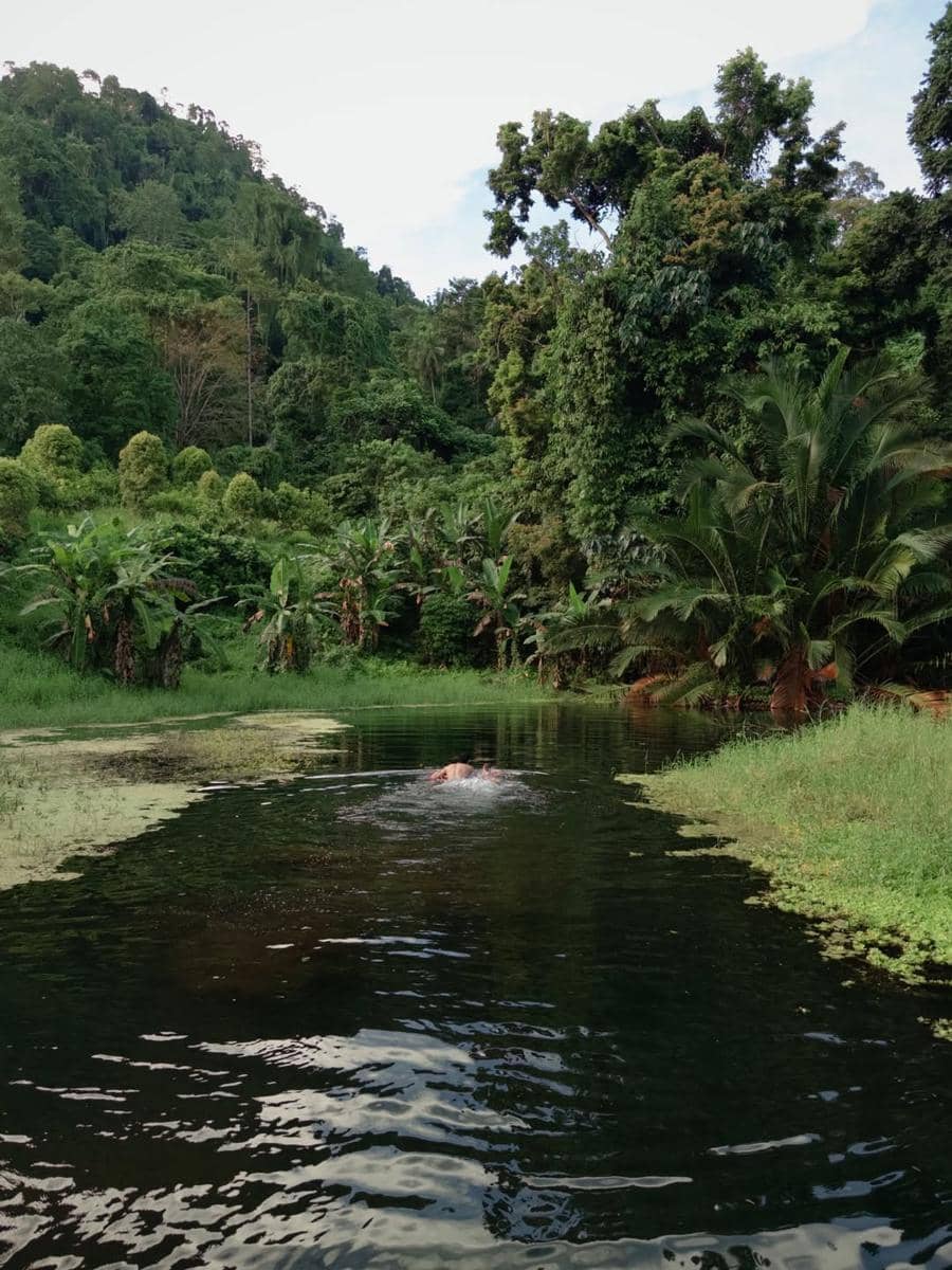 9 potret keluarga Rey Mbayang bermain di telaga Kotabunan