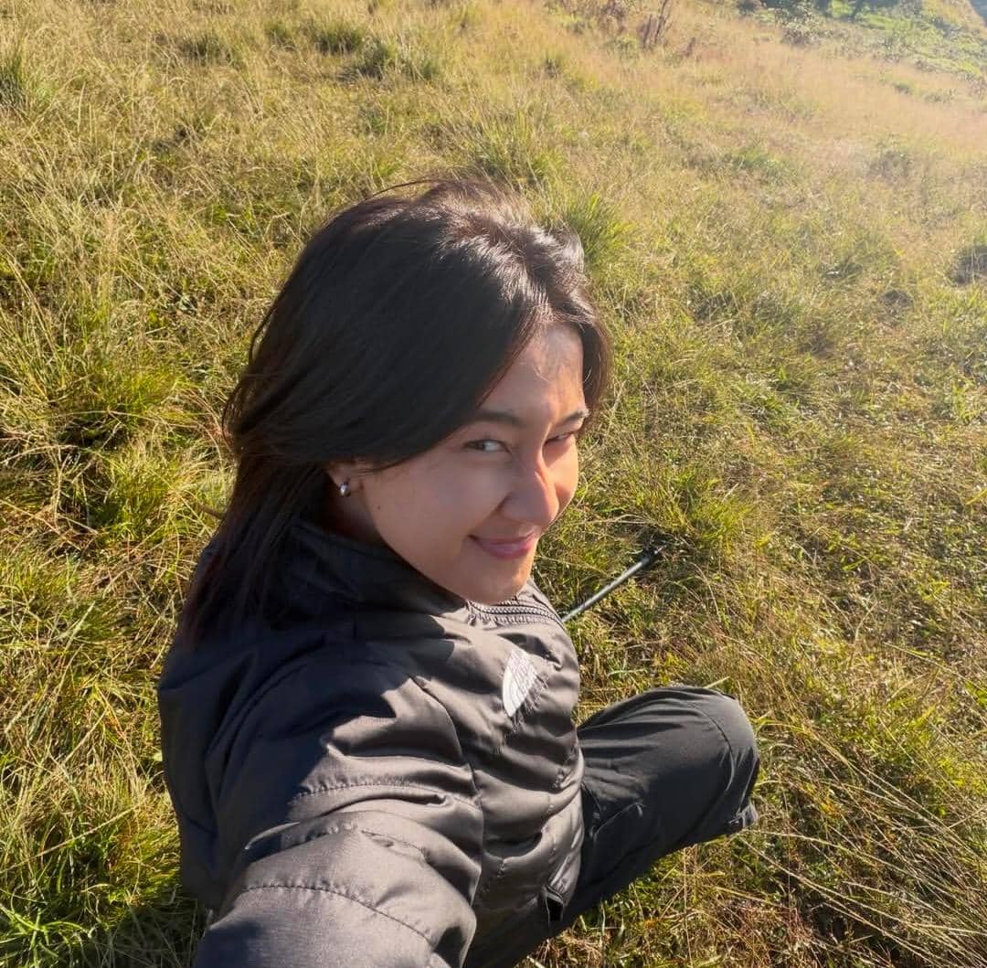 9 Potret Keisya Levronka Mendaki Gunung Prau Bersama Nyoman Paul