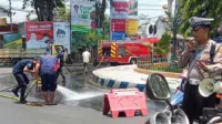 Aksi Heroik Damkar dan Petugas Jalan di Bondowoso yang Menelan Korban Akibat Bocornya Solar