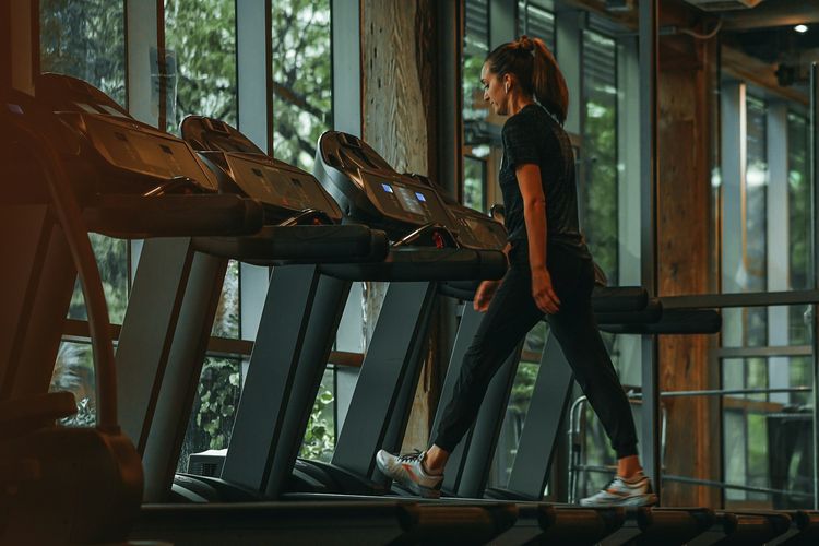 Dokter Jelaskan Perbedaan Jalan Kaki Luar dan di Treadmill untuk Kesehatan