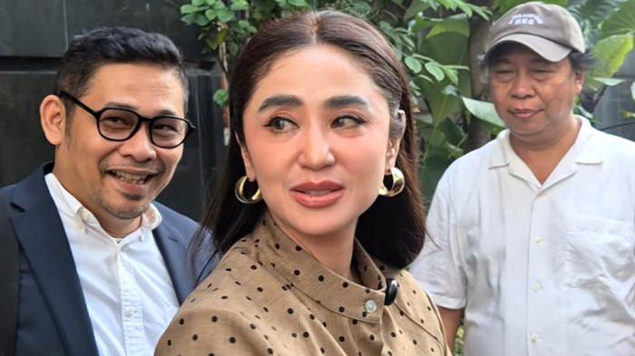 Dewi Perssik Menangis di Pelukan Gabriel Usai Nama Anak Terlibat Polemik Aldi Taher