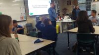Saat Siswa Australia Belajar Bahasa Indonesia, Ruang Kelas Penuh Gambar Wayang Saat Siswa Australia Belajar Bahasa Indonesia, Ruang Kelas Penuh Gambar Wayang