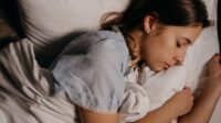 Sering Terbangun Saat Tidur? Ini Penyebab dan Tanda Normalnya Sering Terbangun Saat Tidur? Ini Penyebab dan Tanda Normalnya