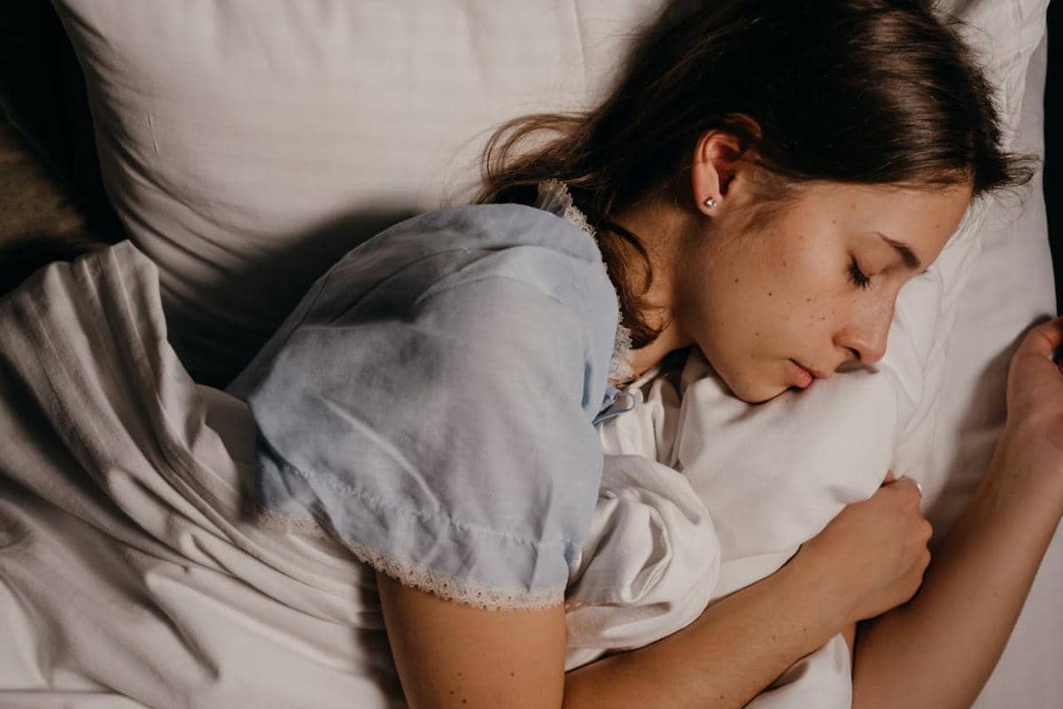 Sering Terbangun Saat Tidur? Ini Penyebab dan Tanda Normalnya